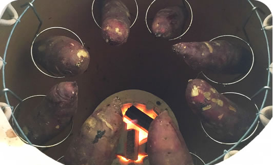 壺の中で焼き芋を焼き上げ